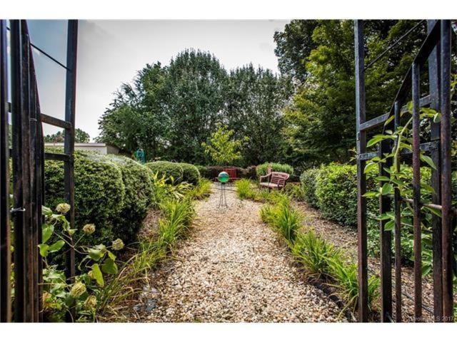 Matthews Manor Bed & Breakfast Bagian luar foto